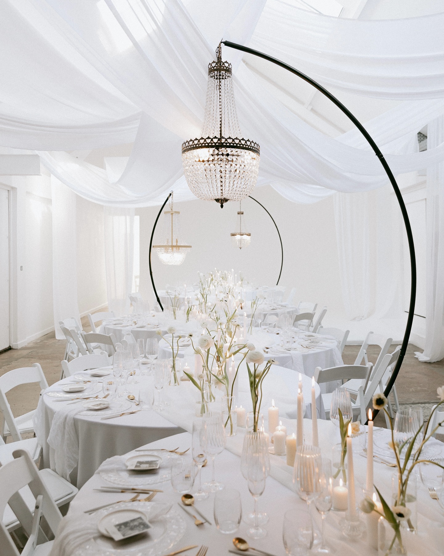 A beautiful day for Casey & Alex, who held their ceremony, wedding breakfast & evening reception with us. A refined colour palette & minimalistic, perfectly-executed decoration set against our blank canvas venue ; pure elegance 🌷
photography @ellehowardphoto.wedding
planning & styling @floveevents
florals @flower_lounge
fabrics @t.inkstyleandstationery
furniture @chairmanhireuk
tableware @optionsgreathire
catering @garni.events
#fivefourstudios