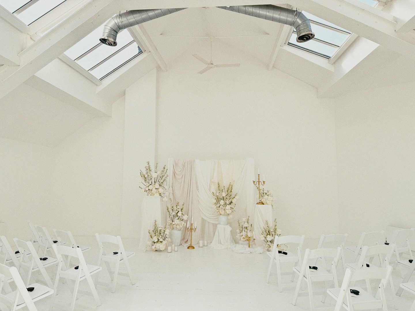 Heavenly wedding ceremony for Casey & Alex 🌼

planning & styling @floveevents 
florals @flower_lounge 
furniture @chairmanhireuk 

#fivefourstudios