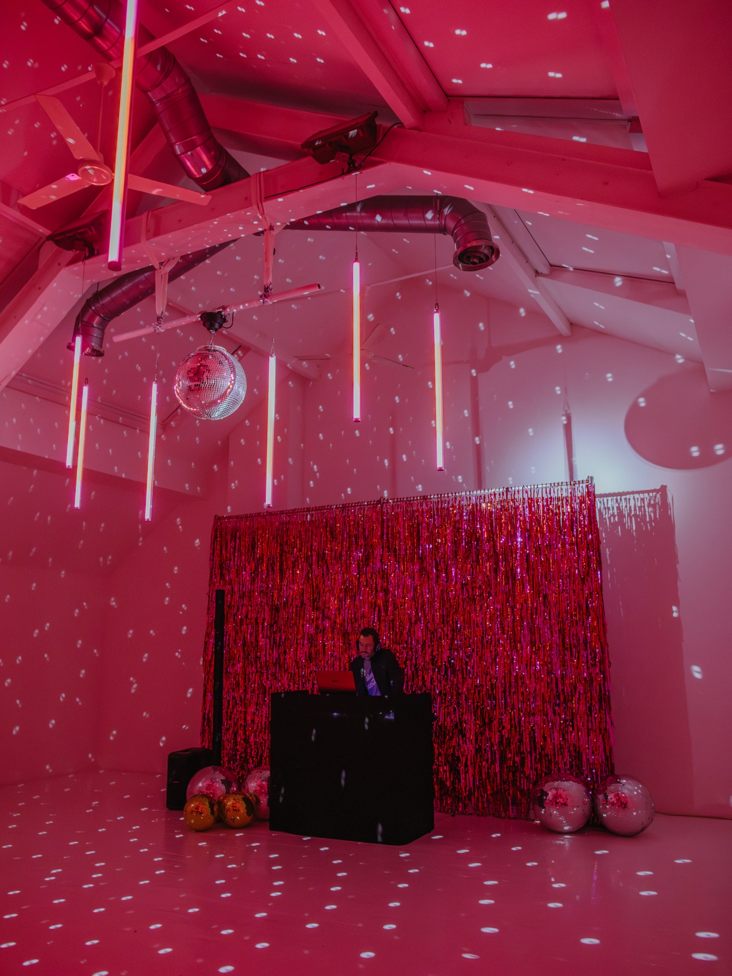 Disco heaven 🪩🕺

All the vibes for our client’s recent Christmas party, with @marielosborn , @newimagelight & @wedding.jam !

📸 : @lucysugdensmith 

#fivefourstudios