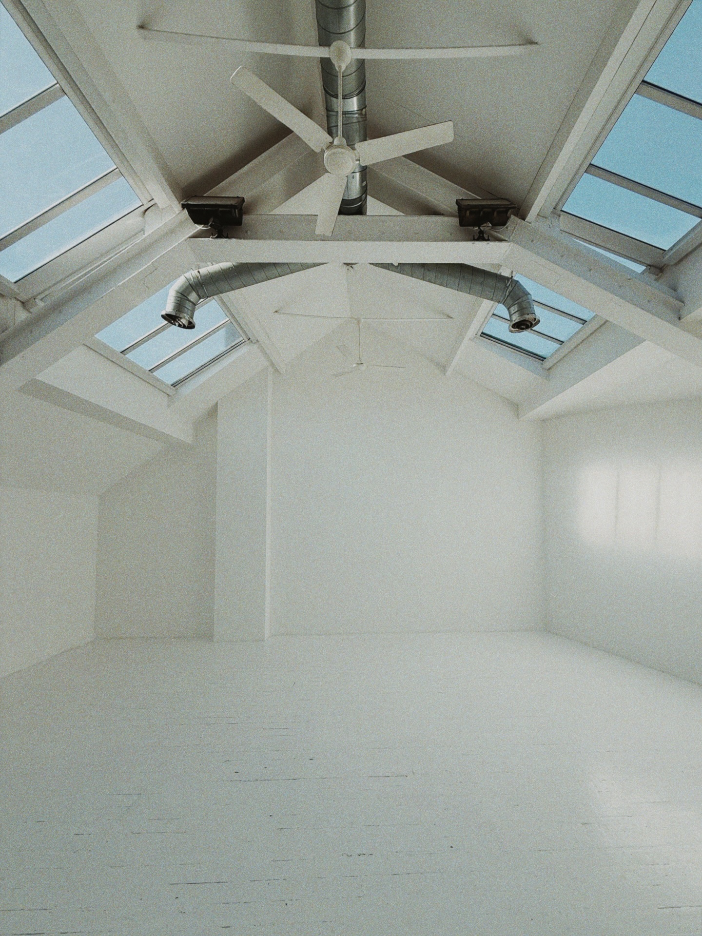 Dreaming of sunnier days 🌞

The Loft looking glorious in the summer sun, available for photography / film, events & weddings!

Please reach out to the team on info@fivefourstudios.com for more information.

#fivefourstudios