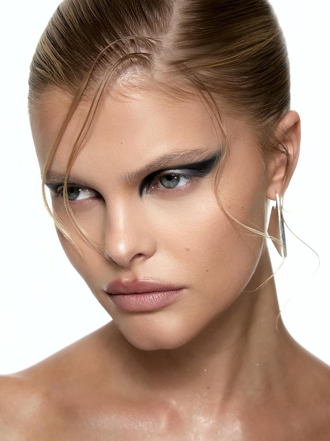 Slick new images for @beautybay , by @connermurrayphotography ⚡️

@jenspenceproduction 
goldi_artist_
@phearex
@miloszhairstylist 
@b_rad_roo
@eleanore.chetcuti
@jessartdirecting
@chris.wrench.dop 
@rebeccatessler 
@izziebaker_

#fivefourstudios