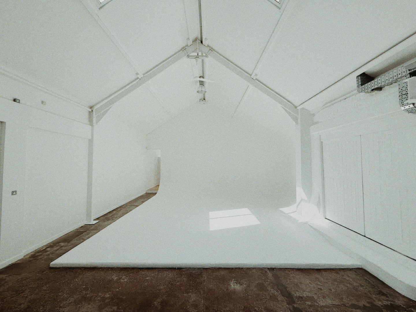 fivefourstudios | three boutique blank-canvas studios & luxuriously-appointed licensed bar,  set across three floors.

Available for photography, film, podcasts, events & weddings.

Please reach out to the team on info@fivefourstudios.com for more information!

#fivefourstudios