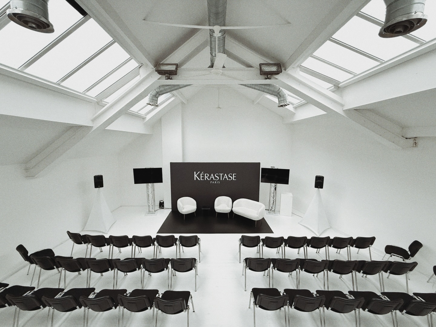 An absolute pleasure to host @kerastase_official for their ‘Kérastase Connect’ event, produced by @fairholme_studio 🩶

This production spread across all three floors of fivefourstudios ; Product discovery areas in Studio One & Studio Two with artisan pastries & smoothies inspired by the Kerastase product range, and a panel talk in the loft to discuss 2026 trends & innovations.

production @fairholme_studio 
set design @imagination.displays 
AV @newimagelight 

#fivefourstudios