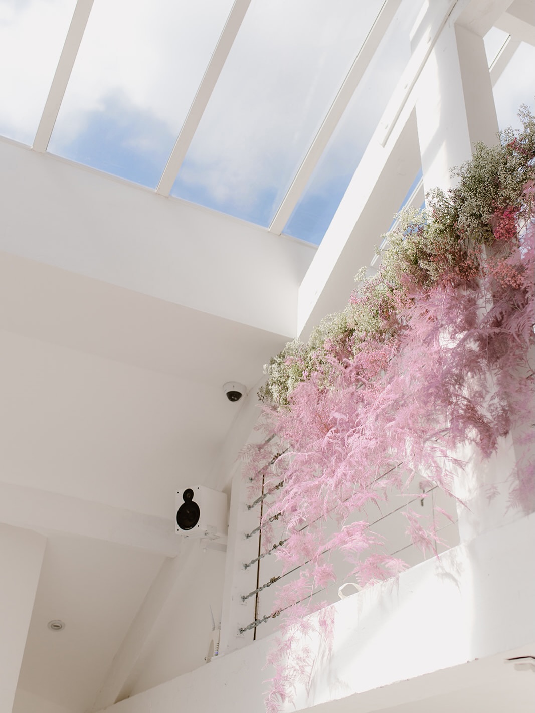 The quiet, beautiful moments during a spring wedding at fivefourstudios … 🌸

@agnes.black 
@sassflower 
@indieeventsellie 
@hipswinguk 

#fivefourstudios