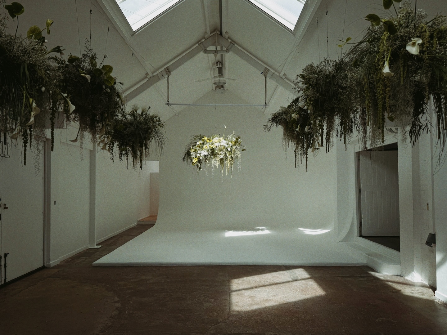 A quiet moment in studio one before the big day … 🌾

@hannahelizabethflowers • #fivefourstudios