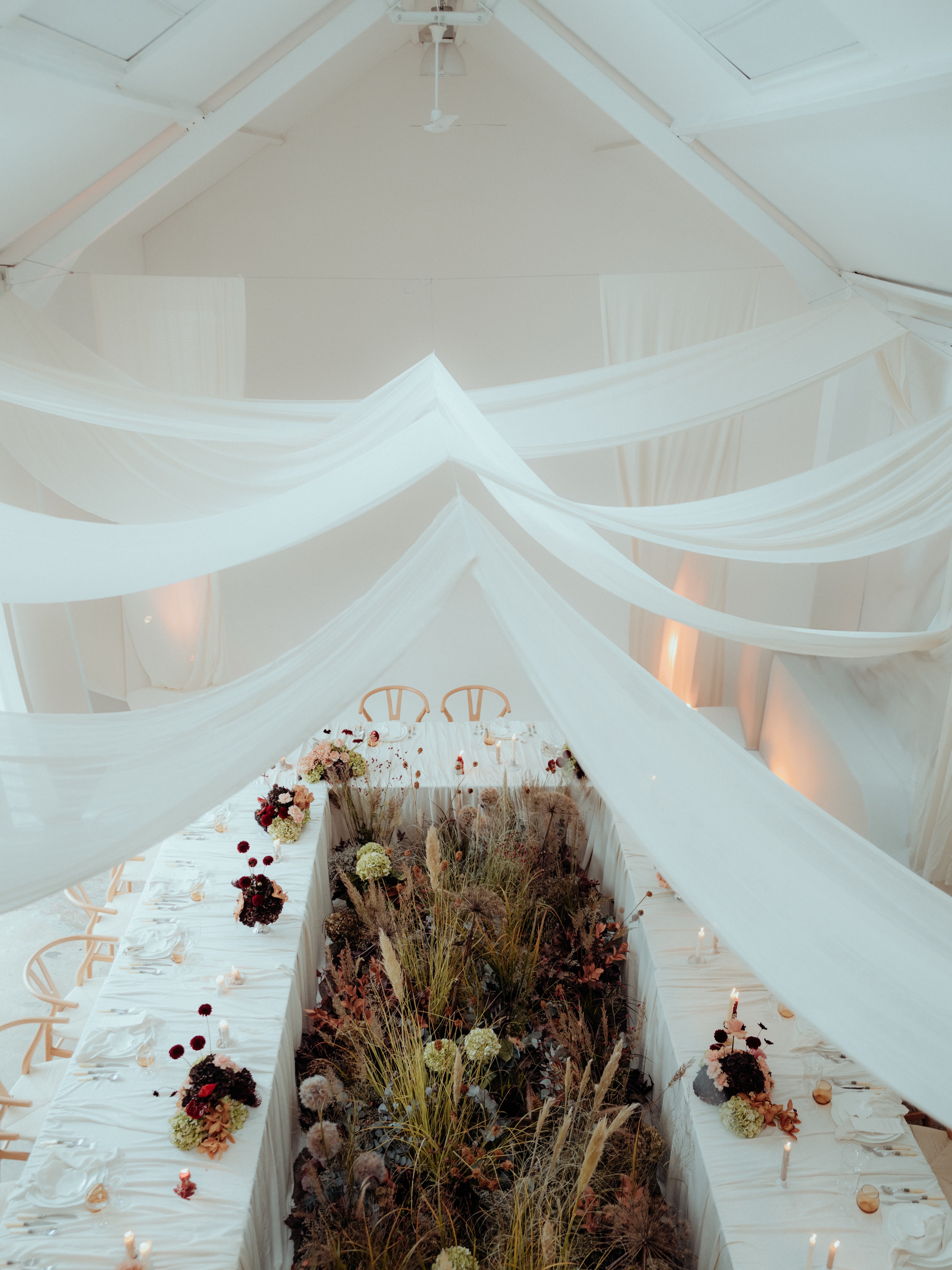 The wedding breakfast of dreams 🍂 …

Autumnal floral centrepiece and table bouquets contrasting to the minimalist ivory linen and crockery - perfection! 

photography | @damian_brandon_photography 
florals | @flower_lounge 
planning & styling | @floveevents 
draping | @t.inkstyleandstationery 
tableware | @optionsgreathire 

#fivefourstudios