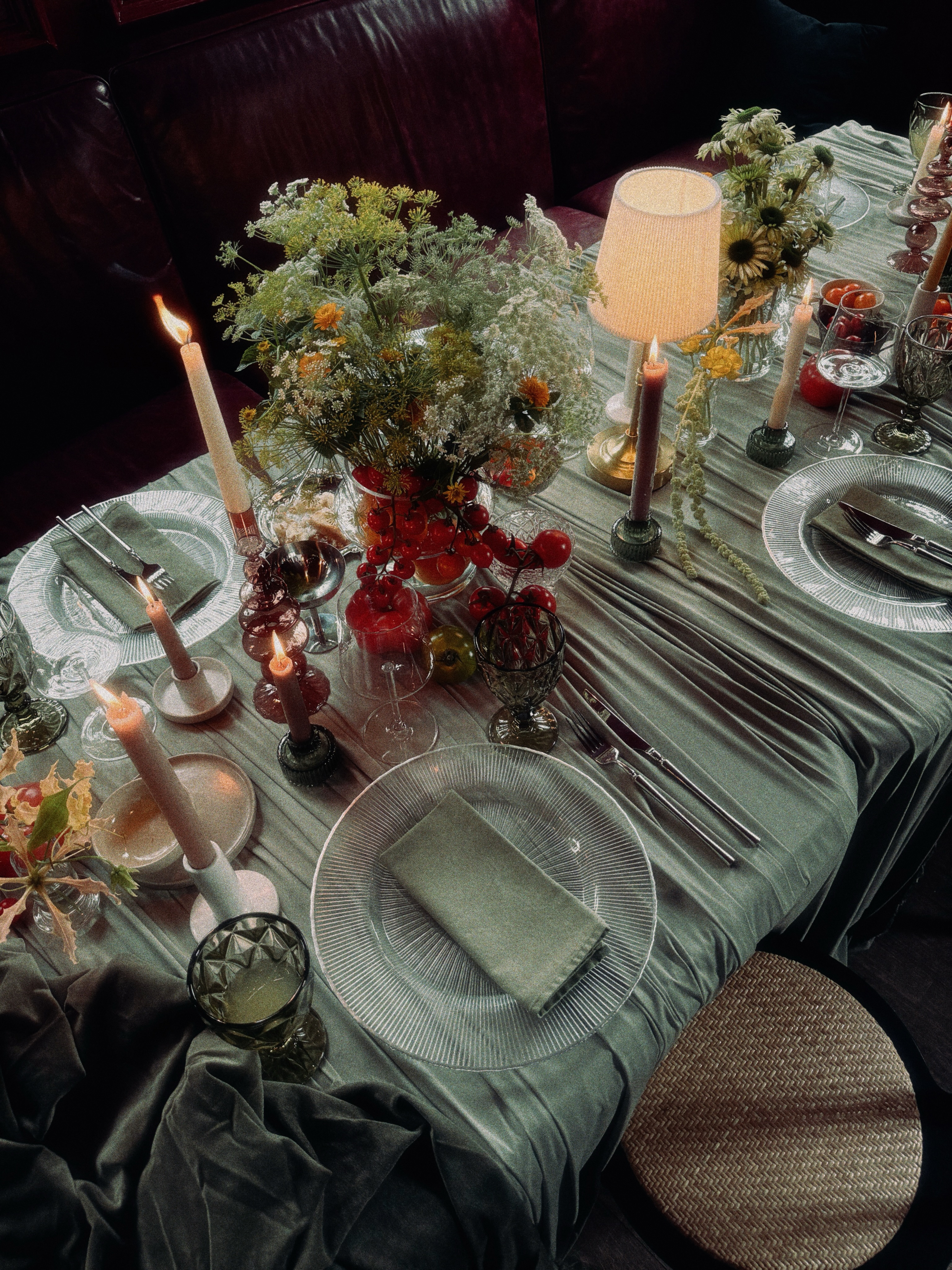 Deliciously-decadent tablescape in the bar with @two.hearts.club @print.work 🍅🌾

decoration & styling | @floveevents 
linen | @floveevents 
florals | @esther_thorn 
crockery & cutlery | @chateaunoireventhire 

#fivefourstudios