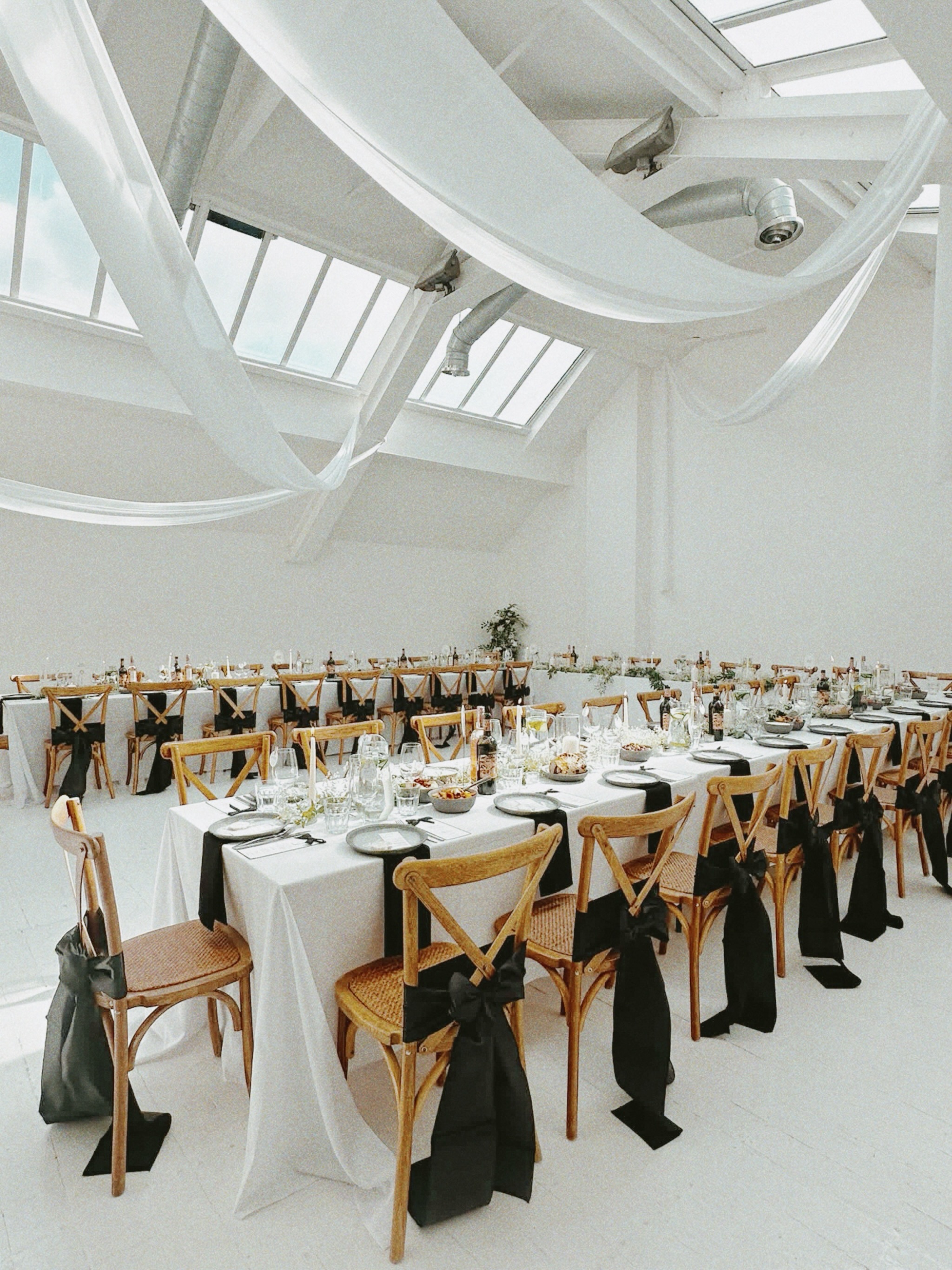 A beautiful wedding breakfast, recently held in our light-filled loft studio 🤍

A relaxed setting, elegant tablescapes and plenty of natural light - the perfect backdrop for celebrating in style.

coordination | @nicole_theweddinghand 
decoration | @littlecheshireweddings 

#fivefourstudios