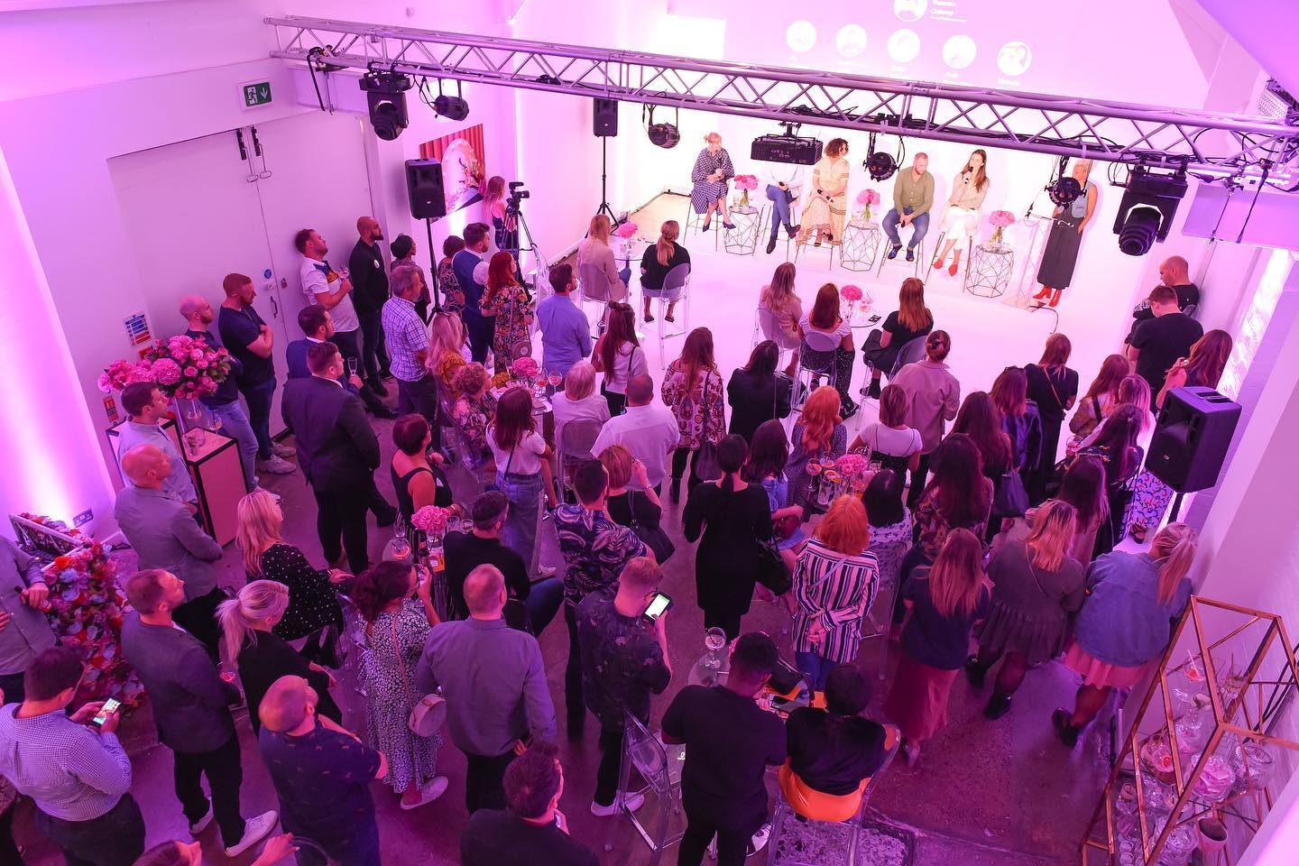Studio One goes pink for @klarna , for their press & business event ????

#klarna #brandactivation #brandevent #brandidentity #corporateevent #white #purewhite #minimalism #pink #production #location #locationscout #photographylocation #events #eventlocation #eventvenue #venue #studio #studiohire #photographystudio #studiohiremanchester #venuehire #venuehiremanchester #manchestervenue #manchester #manchesterphotography #shootday #fivefourstudios