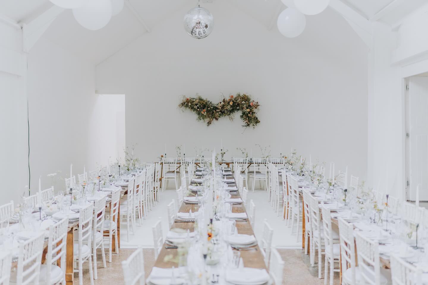 Monochrome table dressings & delicate wild flowers contrast against our crisp white venue for Hollie & David ????

???? : @claracooperphoto 
???? : @smokebushfloral 
???? : @floveevents 
???? : @thewhitecloset 
???? : @fivefourstudios